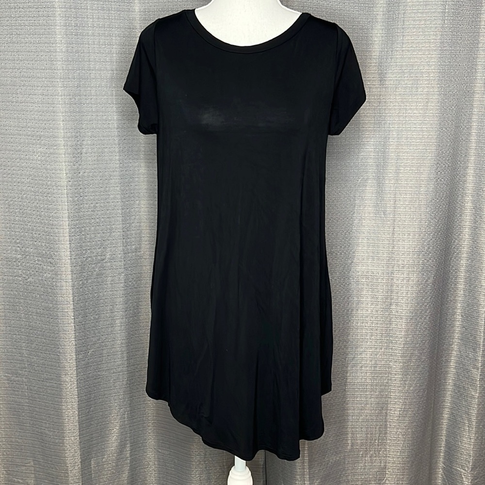 SUPERLINE BLACK MEDIUM SHORT SLEEVED ASYMMETRICAL HEM TSHIRT